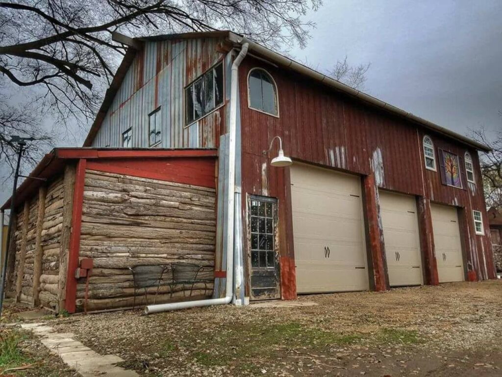 MAGICAL Barn with huge loft GREAT LOCATION +saloon, Amherst, Ohio airbnb